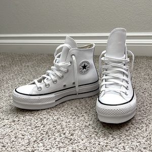 Chuck Taylor All Star Clean Platform Leather High Top sneaker Women’s Size 5.0